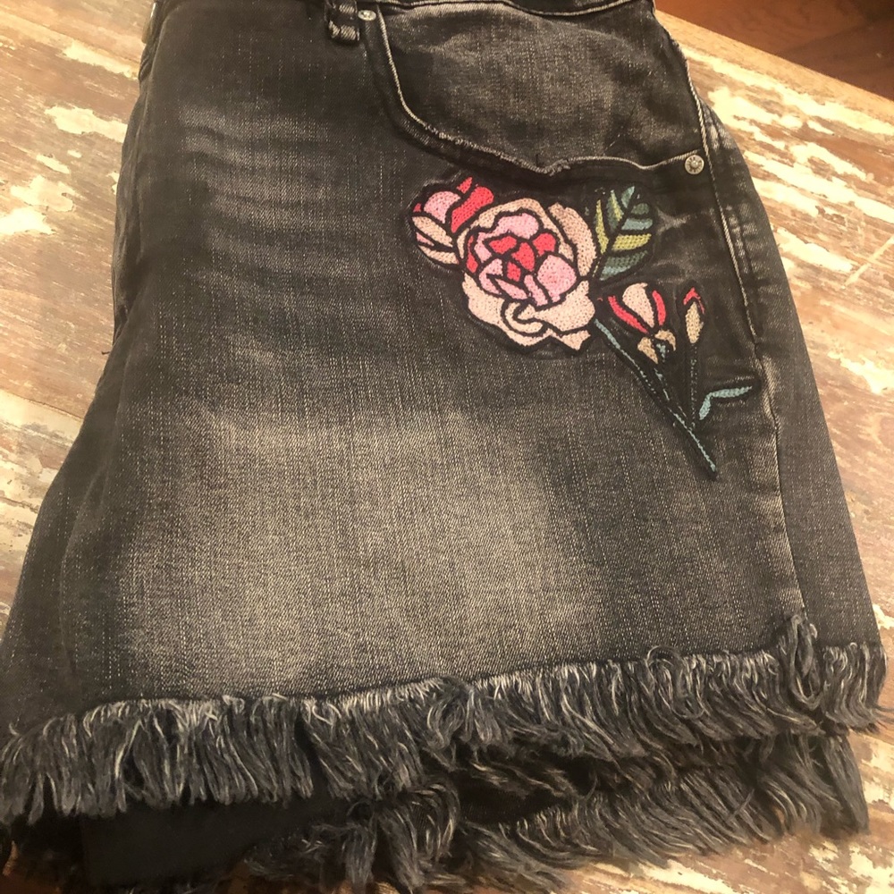 William Rast Black Denim Embroidered Shorts Size 6 - Picture 5 of 7